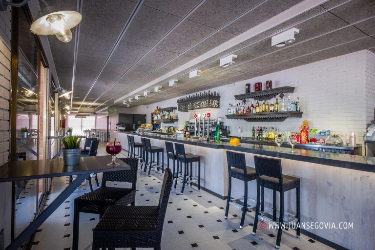 Barra de bar vacia de clientes. Fotografia de Punt de Vista Tarragona