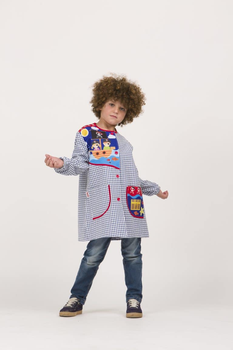 Bata de colegio con estampados en pecho y bolsillo