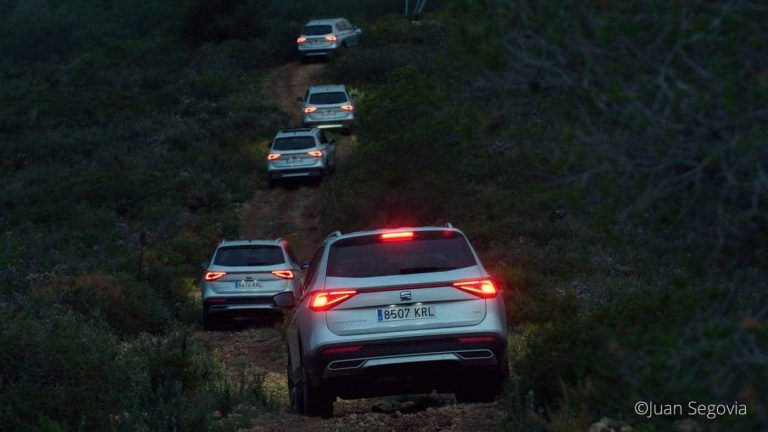 Coches SEAT Tarraco corriendo por camino. Fotografia de publicidad por Punt de Vista Tarragona