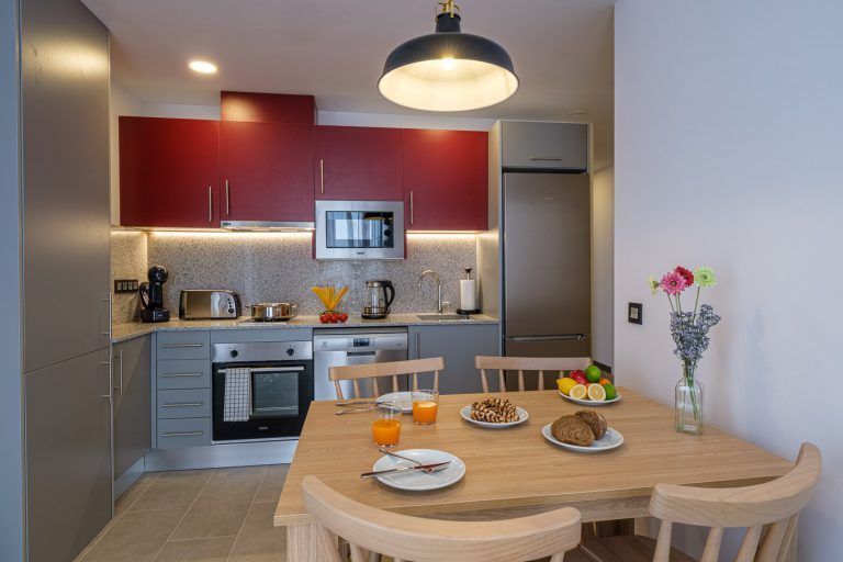 Cocina comedor en apartamento turistico Reial 1. Fotografia de Punt de Vista Tarragona