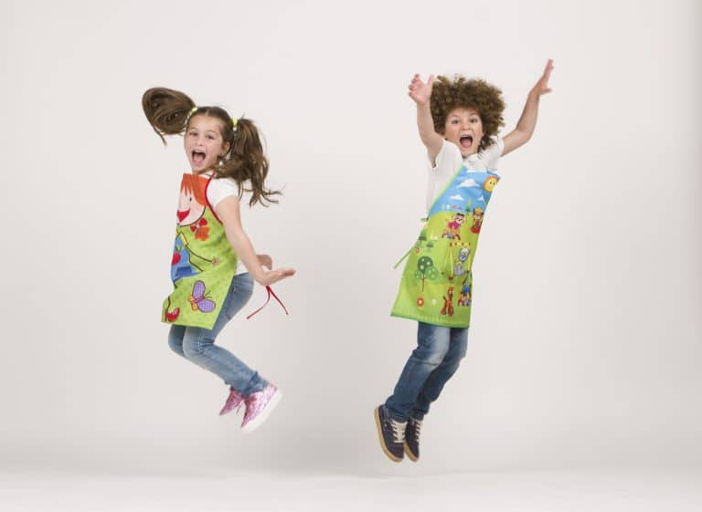 Delantales infantiles con estampado de dibujos infantiles