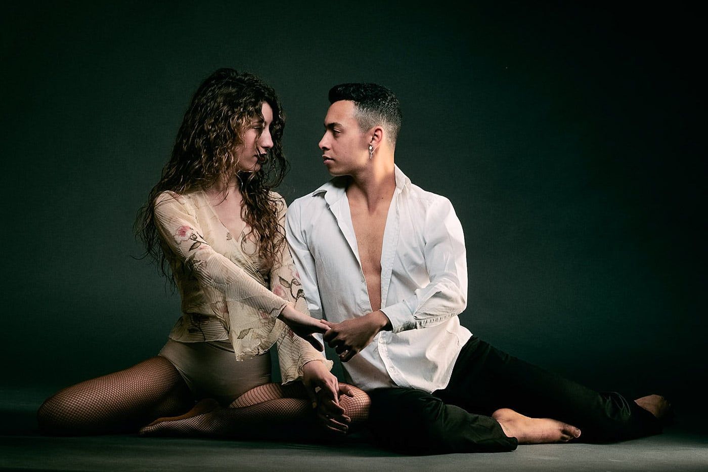 Fotografia de danza de los bailarines Noemi Amoros y Wash Dos Santos en el suelo por el fotografo Juan Segovia en el estudio de Punt de Vista en Tarragona Fotografia de danza de los bailarines Noemi Amoros y Wash Dos Santos en el suelo por el fotografo Juan Segovia en el estudio de Punt de Vista en Tarragona