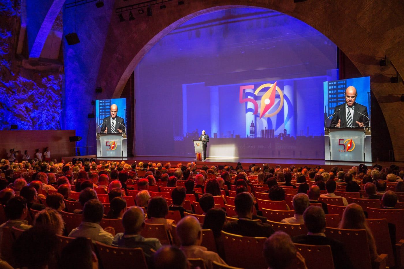 Fotografia de evento corporativo para DOW Chemical por su 50 aniversario en el Palau de congresos de Tarragona, panoramica con publico y el ministro de economia y hacienda Luis de Guindos dando un discurso, por el fotografo Juan Segovia de Punt de Vista Fotografia de evento corporativo para DOW Chemical por su 50 aniversario en el Palau de congresos de Tarragona, panoramica con publico y el ministro de economia y hacienda Luis de Guindos dando un discurso, por el fotografo Juan Segovia de Punt de Vista