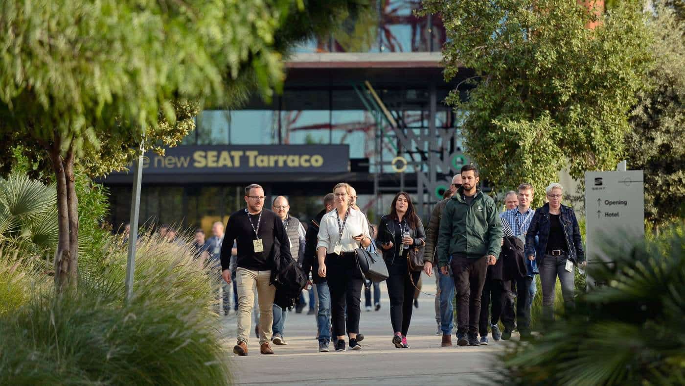 Fotografia de evento corporativo para SEAT, evento SEAT Tarraco, asistentes saliendo del centro de convenciones de Port Aventura, por los fotografos de Punt de Vista