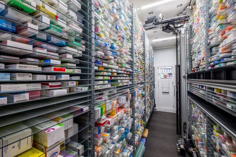 Fotografia de instalaciones comerciales interior farmacia Femin Sans