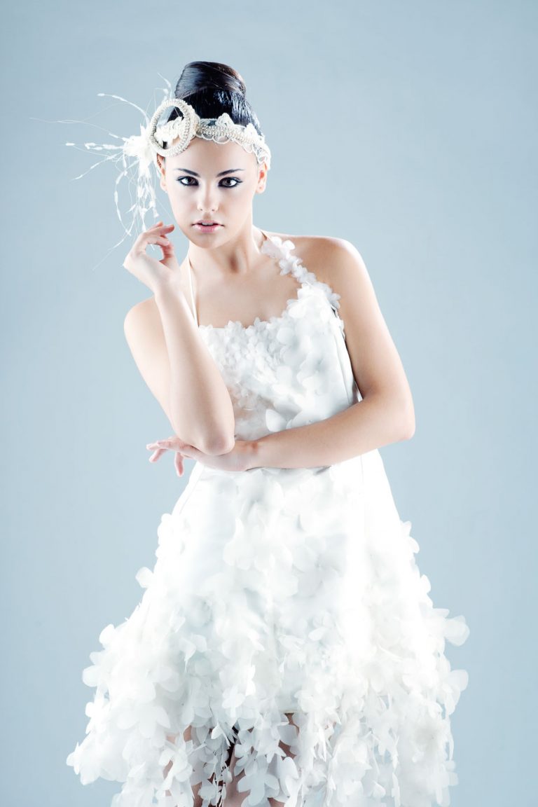 Fotografia de moda para taller de tocados de Zaragoza con la modelo Anna Aznar vestida de novia y tocado por el fotografo Juan Segovia en el estudio fotografico de Punt de Vista