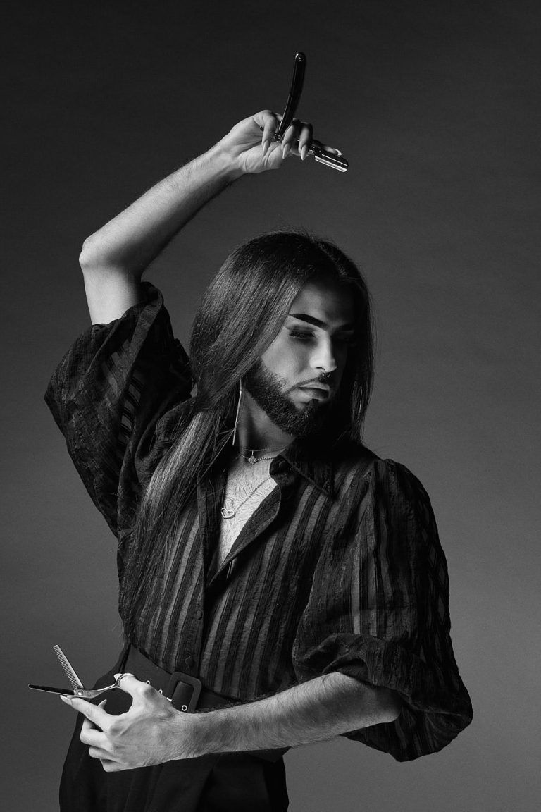 Fotografia de moda en blanco y negro con el modelo David Molina en pose flamenca con tijeras y navaja de afeitar por el fotografo Juan Segovia en el estudio fotografico de Punt de Vista