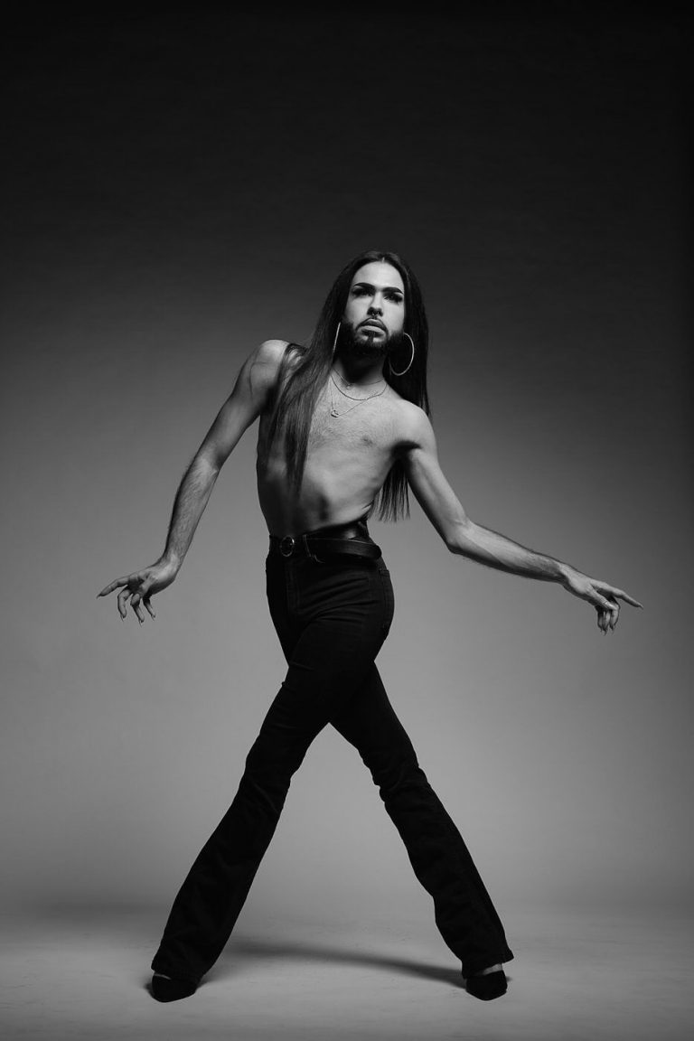 Fotografia de moda en blanco y negro con el modelo David Molina con el torso desnudo y pose rota por el fotografo Juan Segovia en el estudio fotografico de Punt de Vista