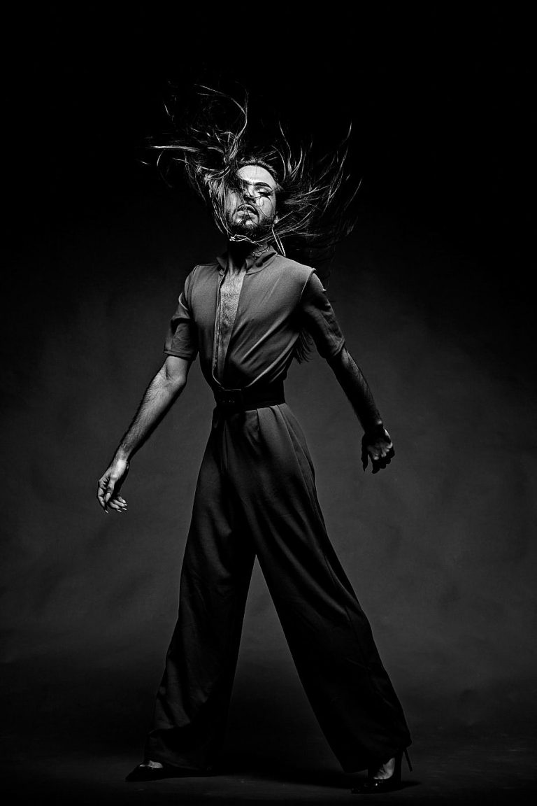 Fotografia de moda en blanco y negro con el modelo David Molina y su largo cabello volando por el fotografo Juan Segovia en el estudio fotografico de Punt de Vista