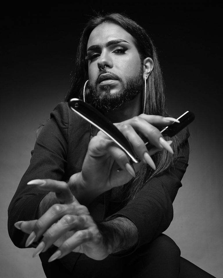 Fotografia de moda en blanco y negro con el modelo David Molina con navaja de barbero en la mano por el fotografo Juan Segovia en el estudio fotografico de Punt de Vista
