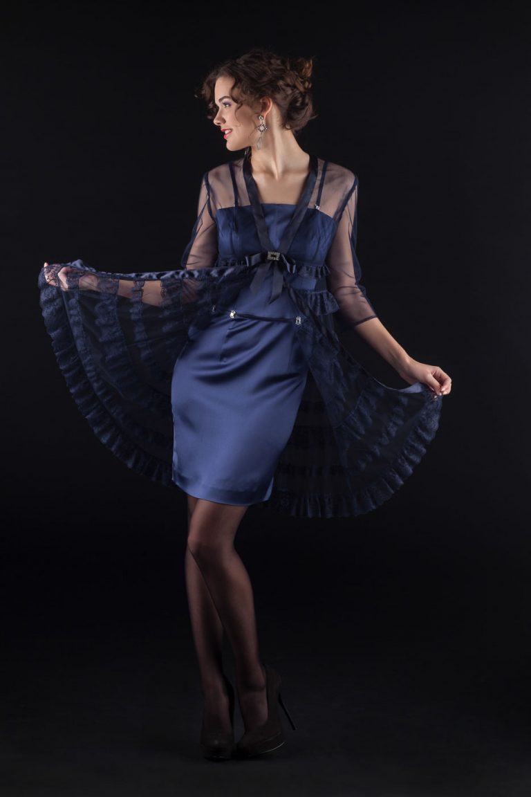 Fotografia de moda para la diseñadora Blanca Miret, con la modelo Anna Dalmau con vestido azul, por el fotografo Juan Segovia en el estudio de Punt de Vista