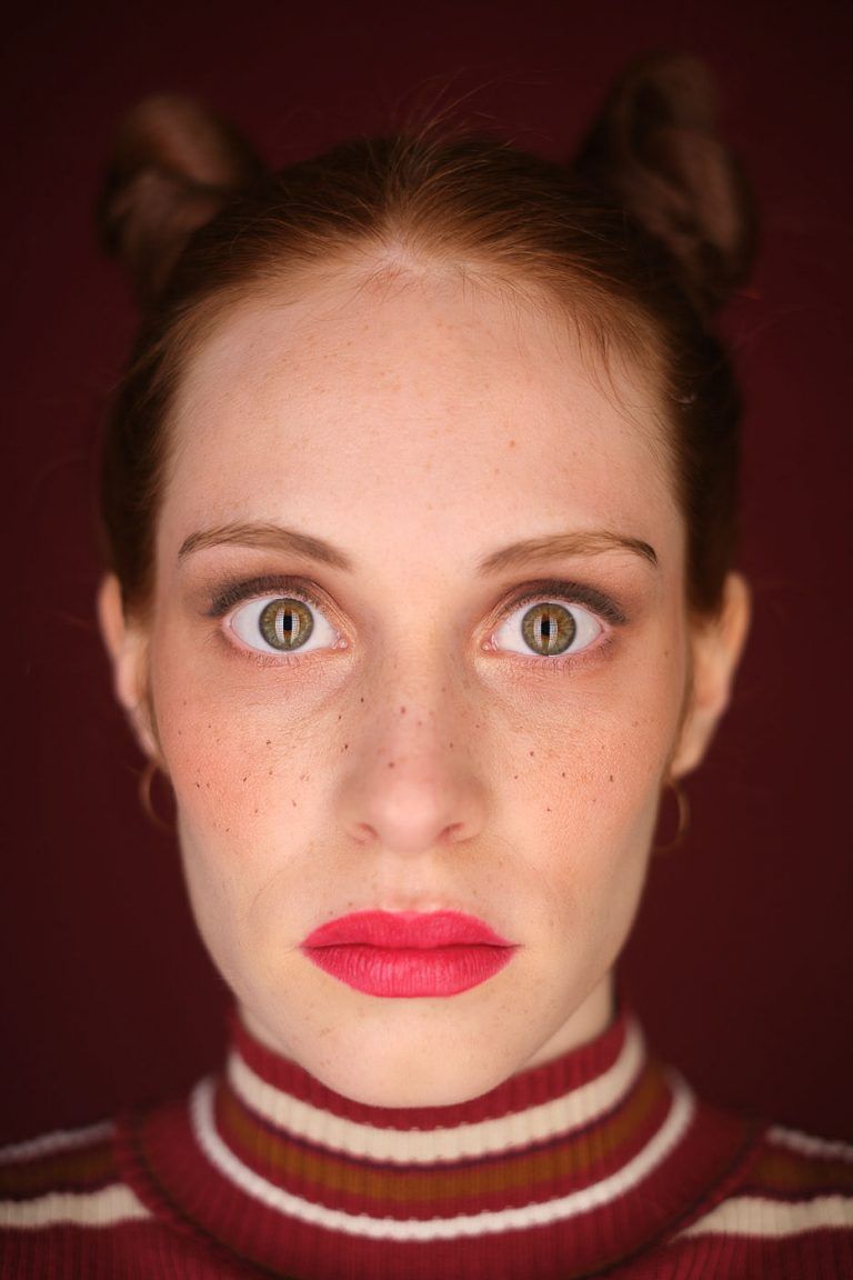 Fotografia de moda del test modelo para Anna Bermejo, primer plano con los ojos abiertos como platos, por el fotografo Juan Segovia en el estudio de Punt de Vista