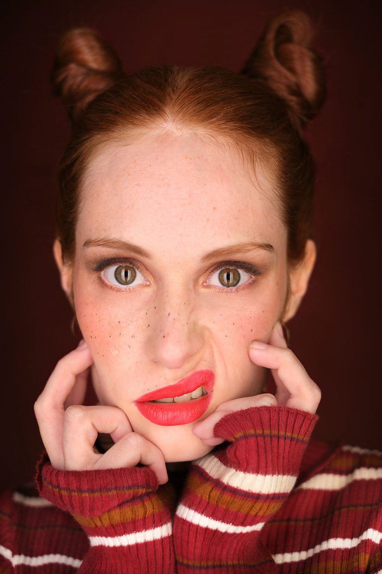 Fotografia de moda del test modelo para Anna Bermejo, primer plano con la boca torcida, por el fotografo Juan Segovia en el estudio de Punt de Vista