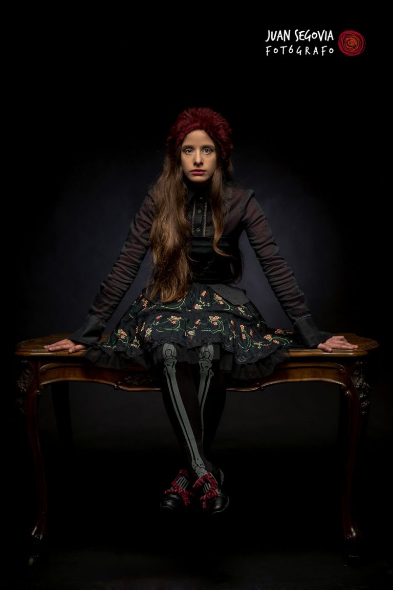 Fotografia de moda para la modelo Julia Lecha sentada sobre una mesa por el fotografo Juan Segovia en el estudio de Punt de Vista