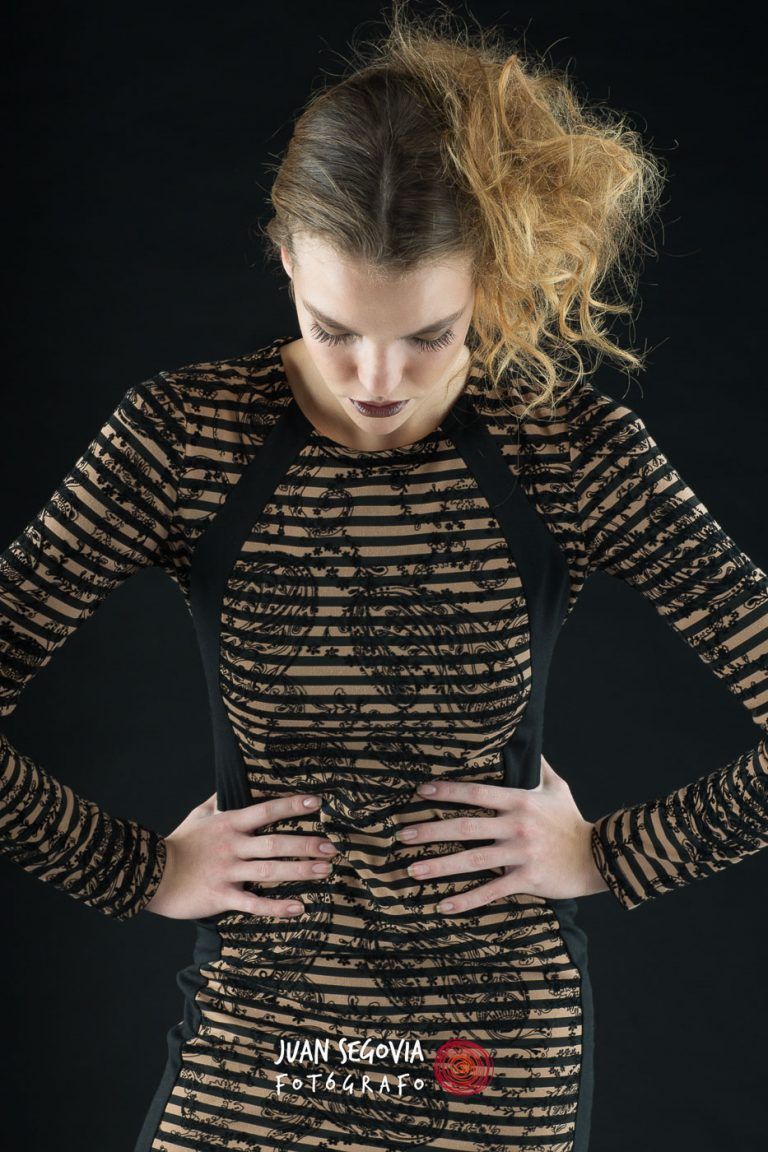 Fotografia de moda con la modelo Laia Queralt y vestido a rayas por el fotografo Juan Segovia en el estudio fotografico de Punt de Vista