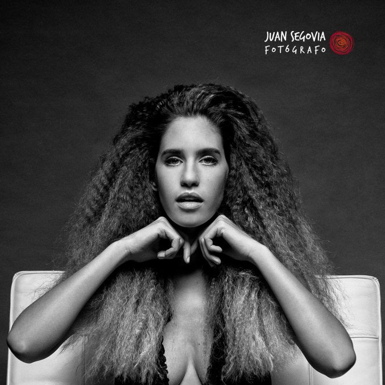 Fotografia de retrato moda en blanco y negro con la modelo Nerea Arroyo por el fotografo Juan Segovia en el estudio fotografico de Punt de Vista