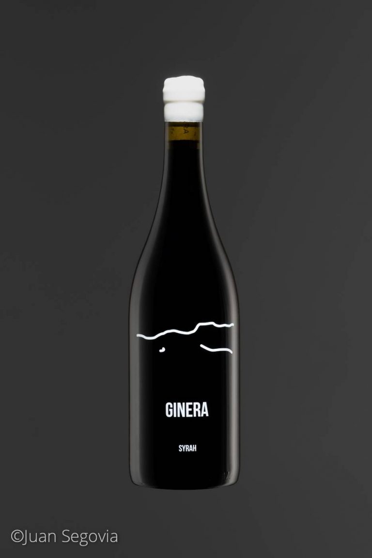 Fotografia de producto de una botella de vino tinto