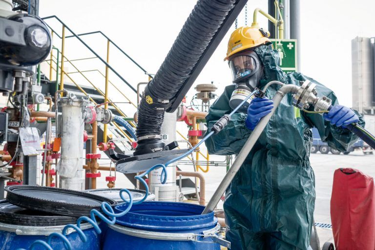 Fotografia industrial con operario y EPIs en BASF