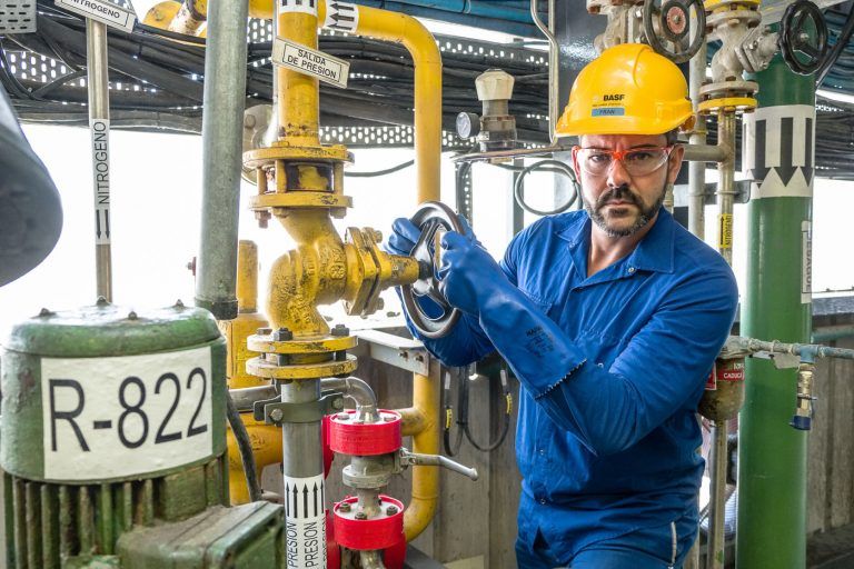 Fotografia industrial con operario y EPIs en BASF