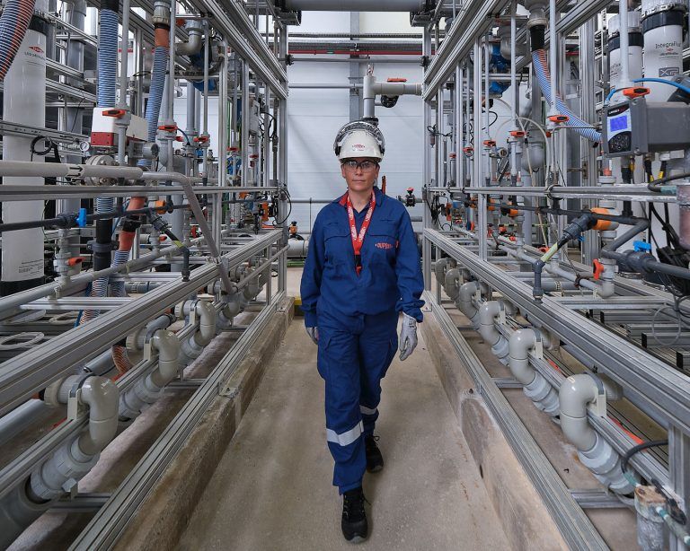 Fotografia industrial de operaria en la empresa Dupont