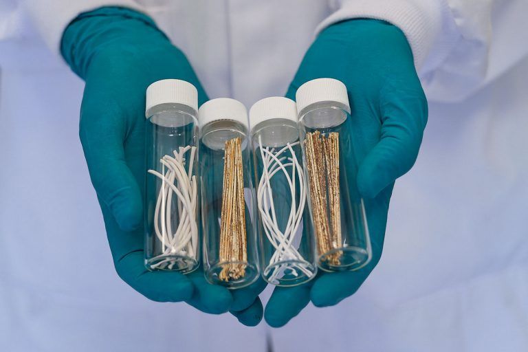 Fotografia industrial de operaria manipulando en el laboratorio de la empresa Dupont