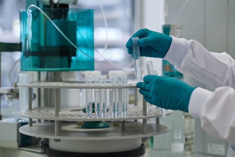 Fotografia industrial de operaria manipulando en el laboratorio de la empresa Dupont