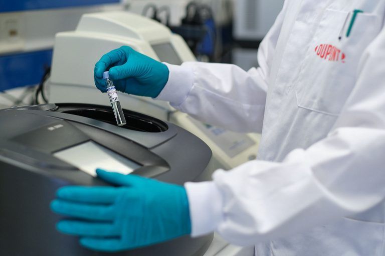 Fotografia industrial de operaria manipulando en el laboratorio de la empresa Dupont