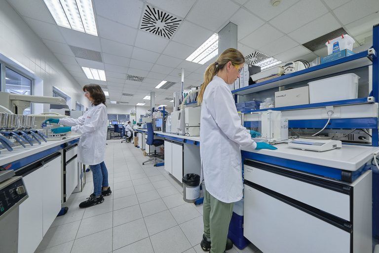 Fotografia industrial de operarias en el laboratorio de la empresa Dupont