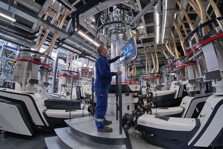 Fotografia industrial de operario en instalaciones de la empresa DOW Chemical