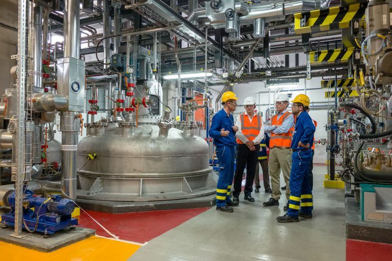 Fotografia industrial de operarios en instalaciones de la empresa BASF