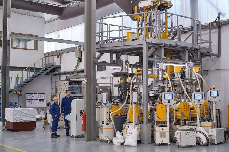 Fotografia industrial de operarios en instalaciones de la empresa DOW Chemical