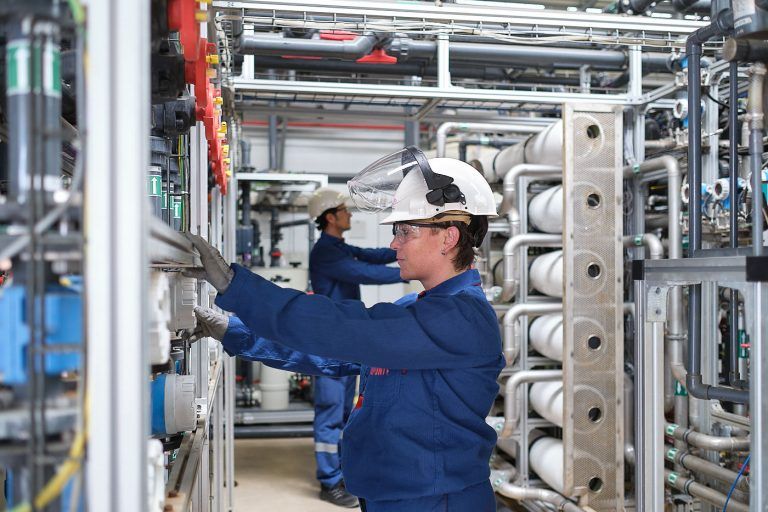 Fotografia industrial de operarios en la empresa Dupont