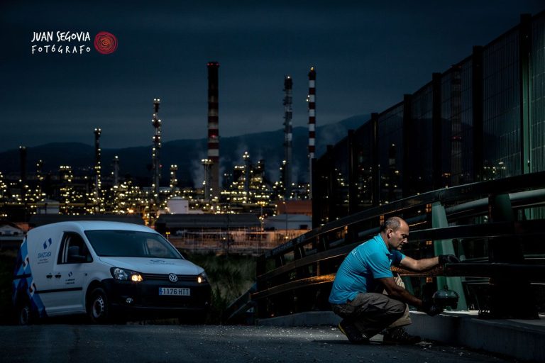 Fotografia industrial nocturna operario realizando mantenimiento en REPSOL Tarragona para empresa SAHICASA dedicada a control de plagas