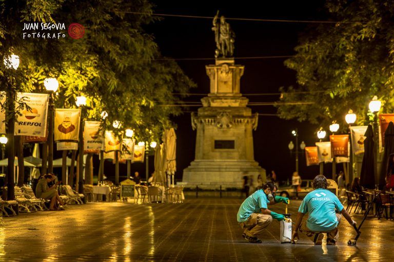 Fotografia industrial operario realizando mantenimiento de alcantarillas en La Rambla de Tarragona para empresa SAHICASA dedicada a control de plagas