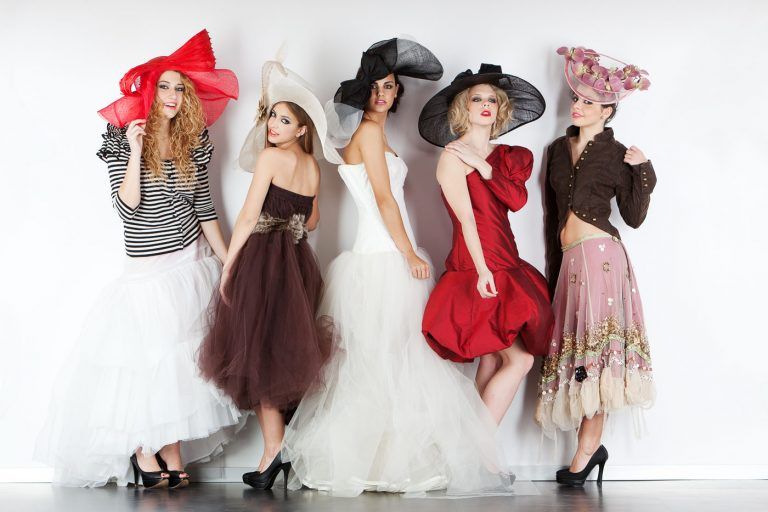 Fotografia de moda para taller de tocados de Zaragoza con 5 modelos con pamelas por el fotografo Juan Segovia en el estudio fotografico de Punt de Vista