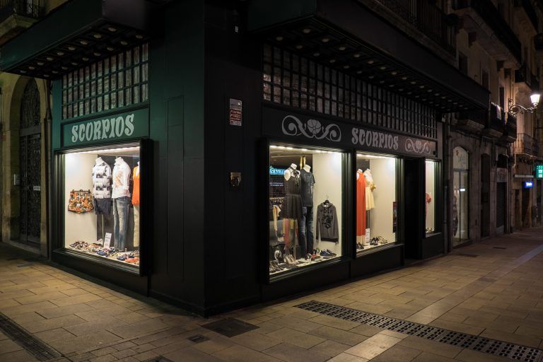 Instalaciones comerciales de la tienda Scorpions por Punt de Vista Tarragona