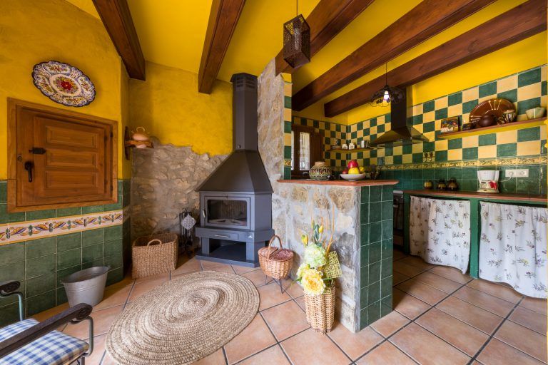 Fotografia de instalaciones turíticas. Cocina y sala de casa rural, por Punt de Vista Tarragona