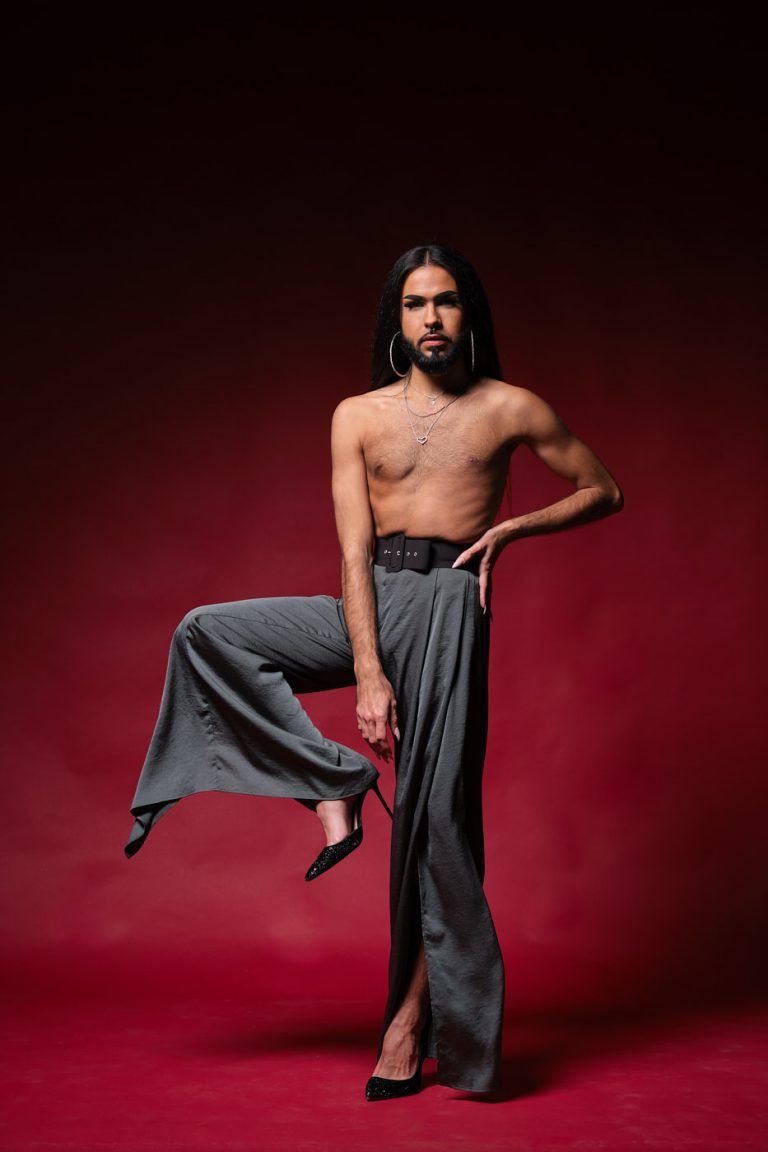 Fotografia de moda en para el modelo David Molina con el torso desnudo y pose rota sobre fondo granate por el fotografo Juan Segovia en el estudio fotografico de Punt de Vista