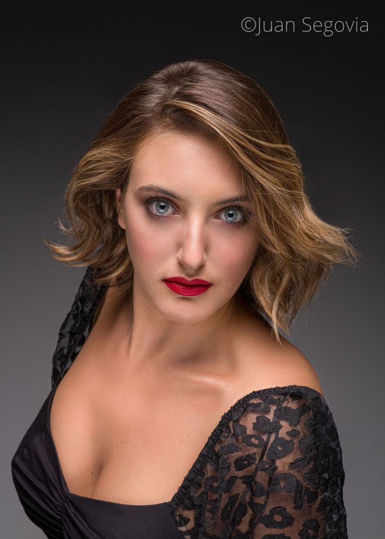 Fotografia para la sesion de peinados del estilista Mikel Garcia, modelo con mirada azul intenso