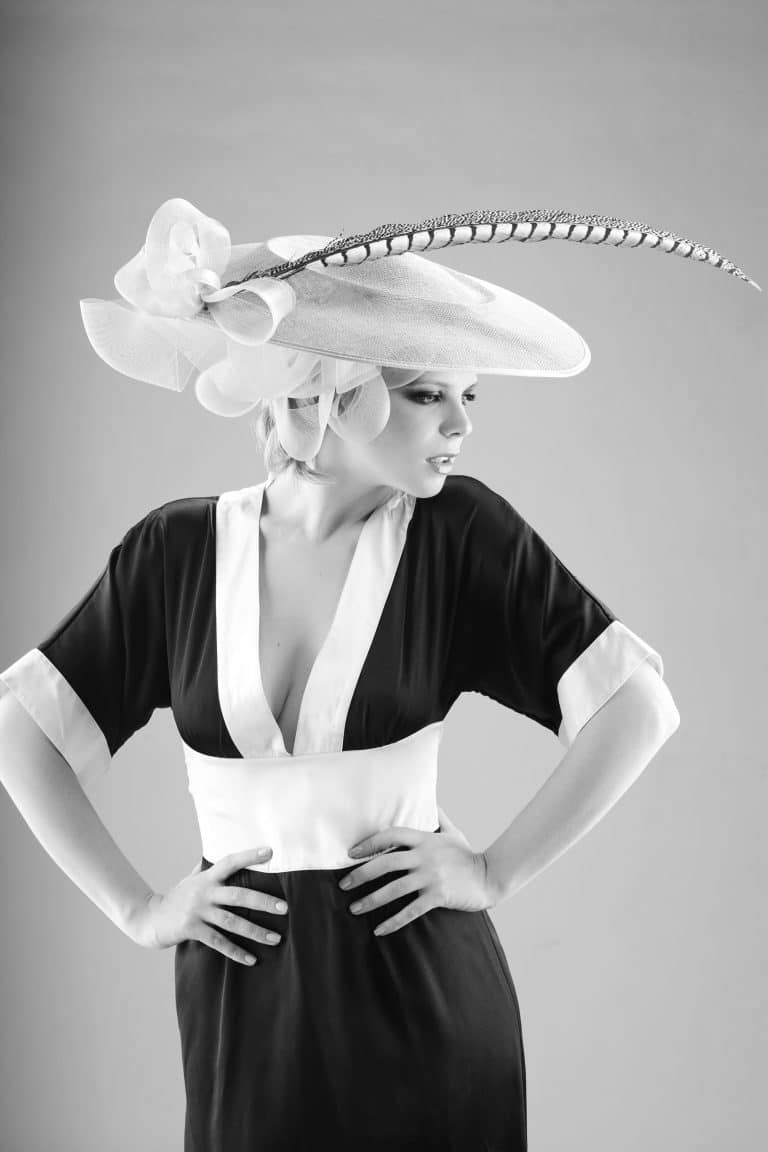 Fotografia de moda en blanco y negro para taller de tocados de Zaragoza con pamela y pluma sobre la cabeza de la modelo Carlota Plassa por el fotografo Juan Segovia en el estudio fotografico de Punt de Vista