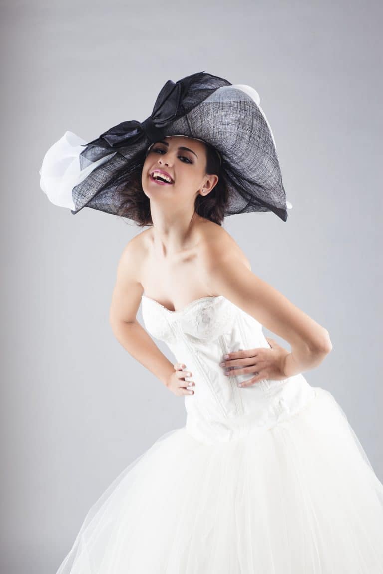 Fotografia de moda para taller de tocados de Zaragoza con la modelo Anna Aznar vestida de novia y pamela por el fotografo Juan Segovia en el estudio fotografico de Punt de Vista