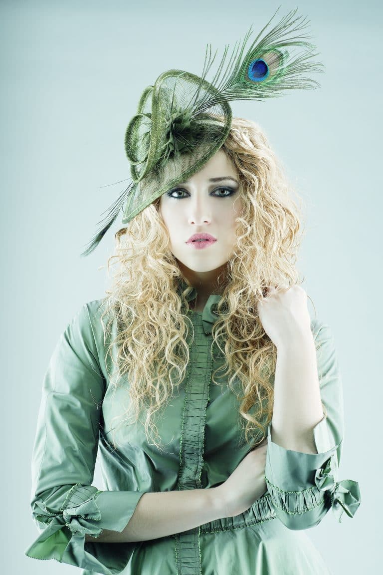 Fotografia de moda para taller de tocados de Zaragoza con tocado verde sobre la cabeza de la modelo por el fotografo Juan Segovia en el estudio fotografico de Punt de Vista