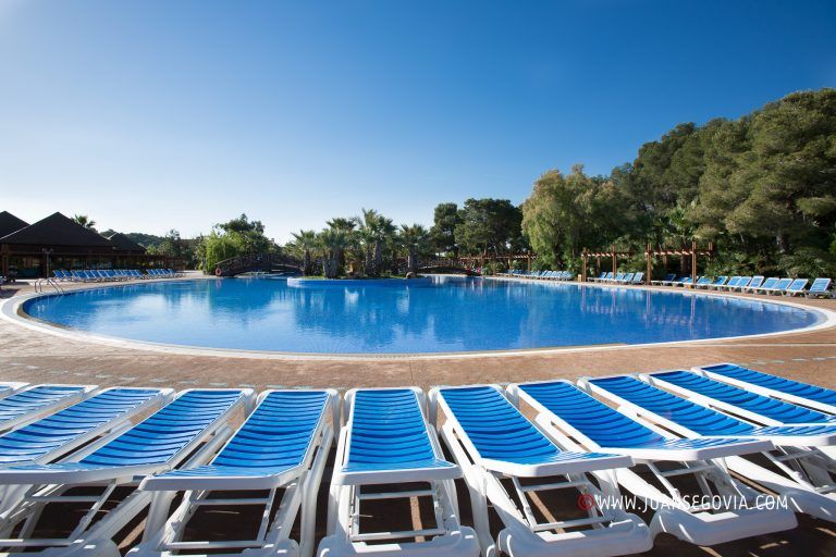 Piscina rodeada de tumbonas Punt de Vista Tarragona