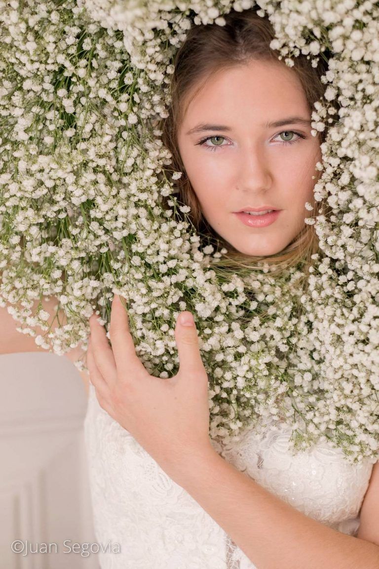 Fotografia de moda para Antonia Pinilla novias, con la modelo Cristina Hernandez con una corona de flores, por el fotografo Juan Segovia en el estudio de Punt de Vista
