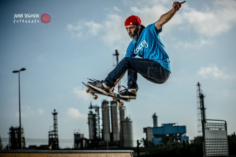 Skater saltando. Fotografia publictaria por Punt de Vista Tarragona