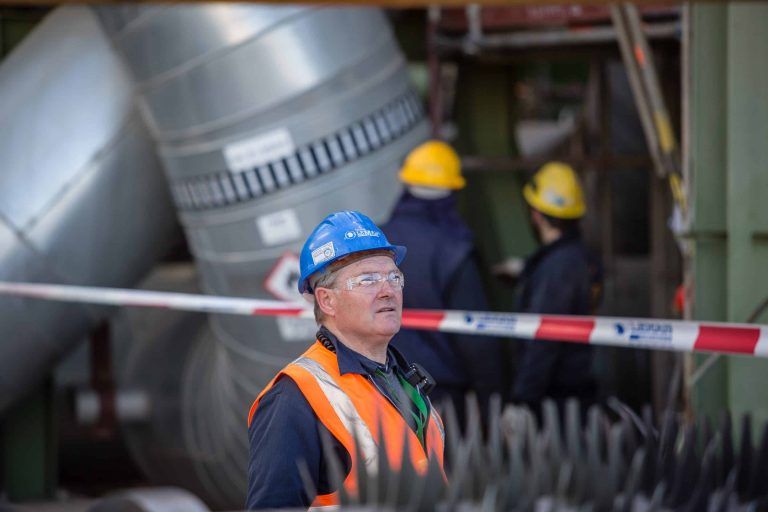 Fotografía Industrial de obrero en fábrica con la equipación de seguridad, por Punt de Vista Tarragona