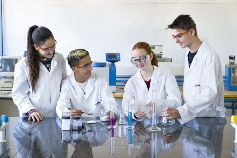 Fotografia de instalaciones industriales, grupo de jovenes químicos en laboratorio, por Punt de Vista Tarragona