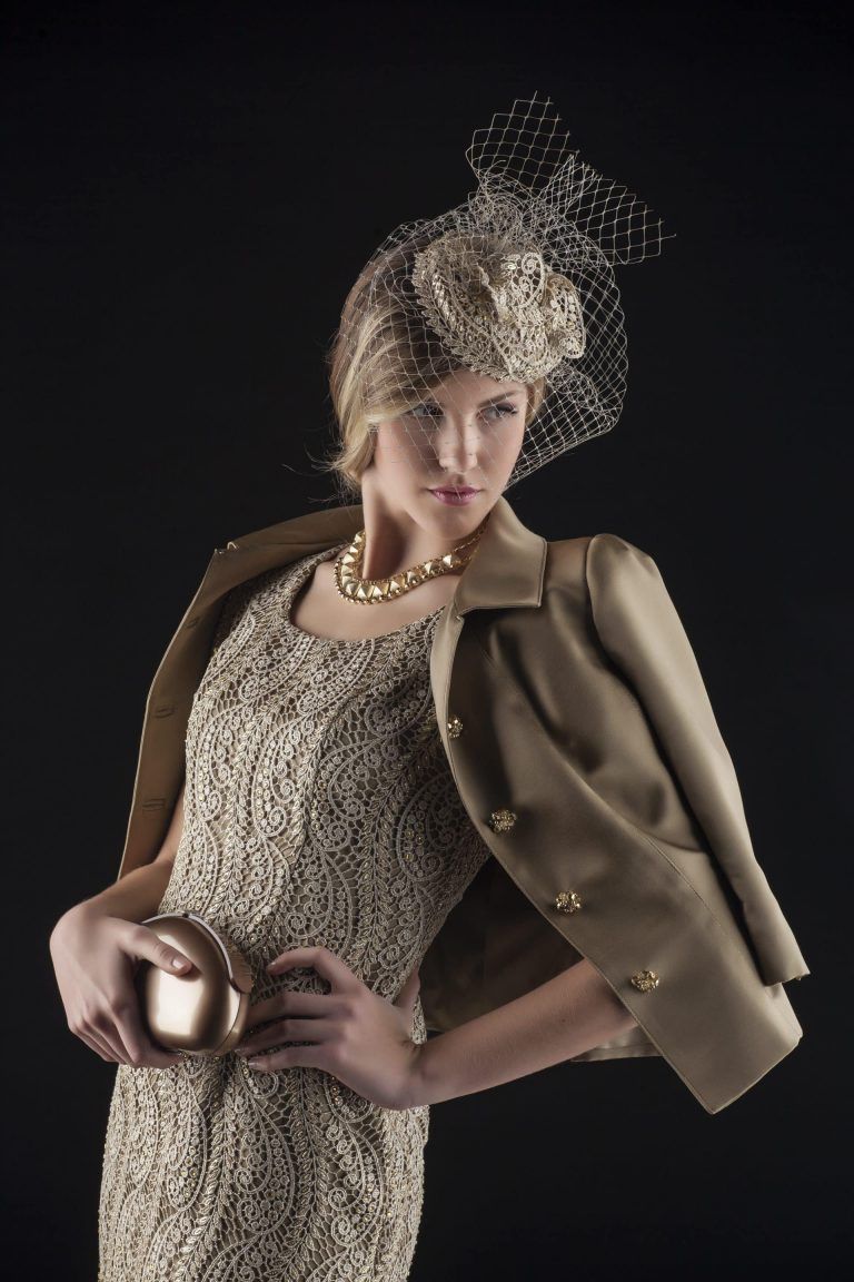 Fotografia de Moda con vestido inspirado en los años 20, con velo y chaqueta marrón por Punt de Vista Tarragona