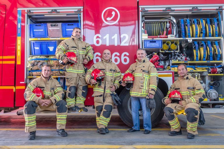 Retrato corporativo de grupo de bomberos con camion en BASF Tarragona por el fotografo Juan Segovia