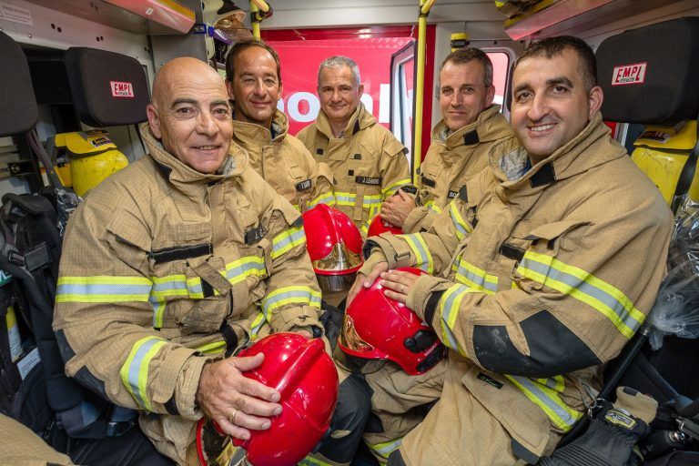 Retrato corporativo de grupo de bomberos sentados en el camion en BASF Tarragona por el fotografo Juan Segovia